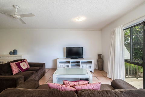 Sunseeker Holiday Apartments - Accommodation Main Beach 7