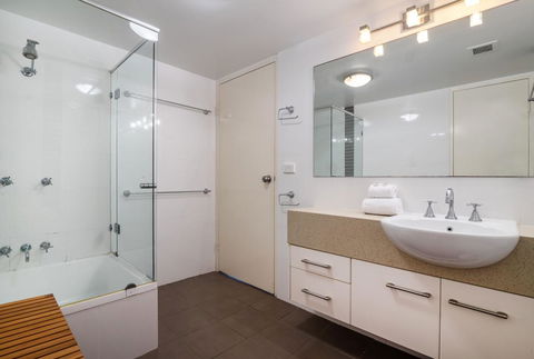 Sunseeker Holiday Apartments - Accommodation Main Beach 37