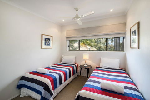 Sunseeker Holiday Apartments - Accommodation Main Beach 3