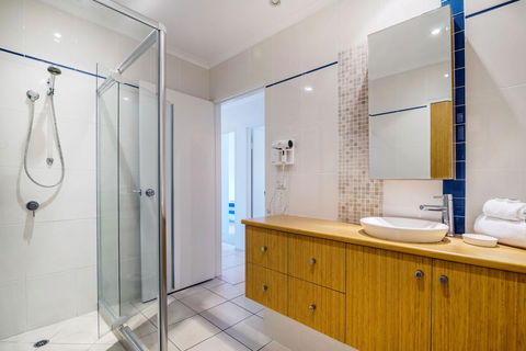 Sunseeker Holiday Apartments - Accommodation Main Beach 4