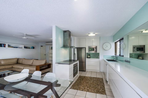 Sunseeker Holiday Apartments - Accommodation Main Beach 38