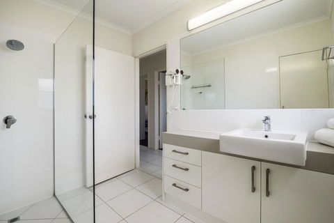 Sunseeker Holiday Apartments - Accommodation Main Beach 35