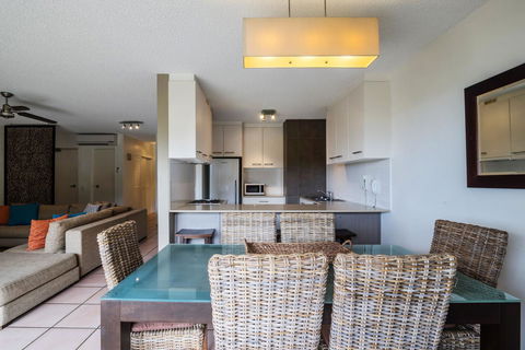 Sunseeker Holiday Apartments - Accommodation Main Beach 32
