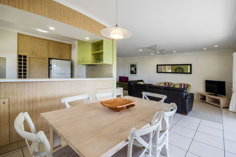 Sunseeker Holiday Apartments - Accommodation Main Beach 2