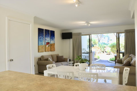 Beach Break - Accommodation Main Beach 14
