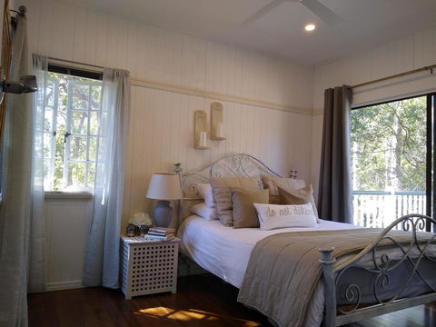 Lake Weyba Noosa Lodge & Kangaroos - Accommodation Main Beach 1