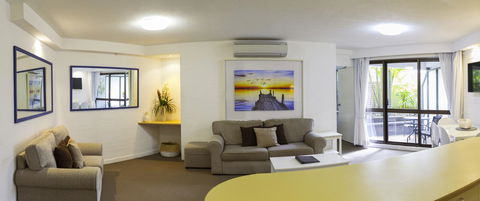 Ocean Breeze Resort - Accommodation Main Beach 15