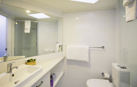 Ocean Breeze Resort - Accommodation Main Beach 9