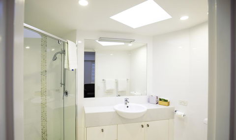 Ocean Breeze Resort - Accommodation Main Beach 25