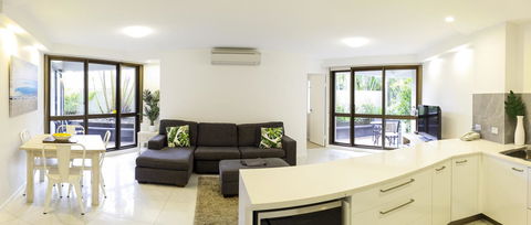 Ocean Breeze Resort - Accommodation Main Beach 11