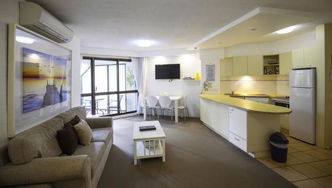 Ocean Breeze Resort - Accommodation Main Beach 18