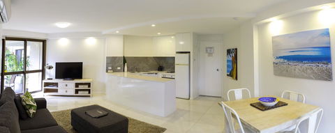 Ocean Breeze Resort - Accommodation Main Beach 12