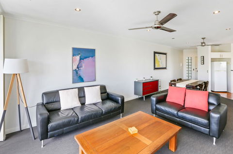 On The Beach Apartments - Accommodation Main Beach 5