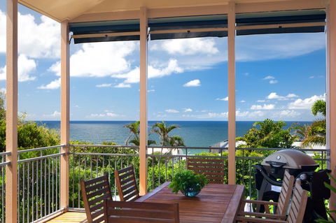 Jolly Roger's Beach House - Accommodation Main Beach 0