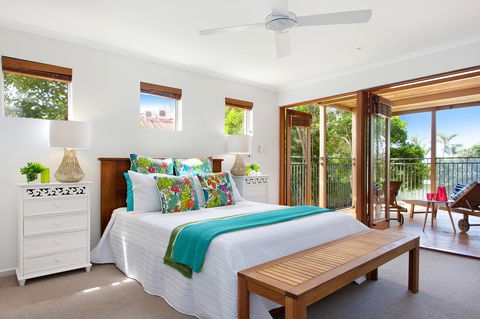 Jolly Roger's Beach House - Accommodation Main Beach 6