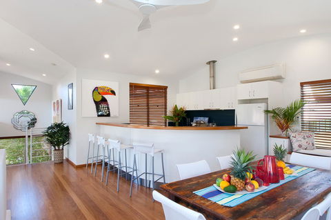 Jolly Roger's Beach House - Accommodation Main Beach 4