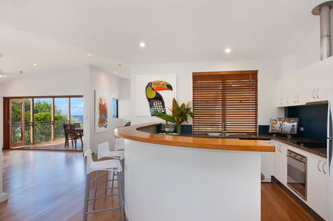 Jolly Roger's Beach House - Accommodation Main Beach 5