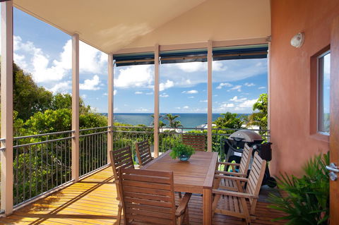 Jolly Roger's Beach House - Accommodation Main Beach 1
