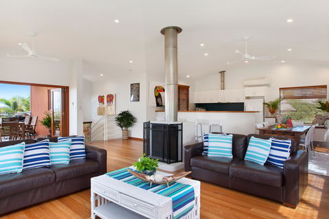 Jolly Roger's Beach House - Accommodation Main Beach 2