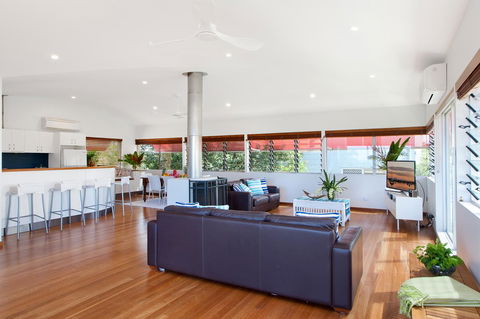 Jolly Roger's Beach House - Accommodation Main Beach 3