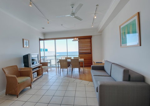 Rolling Surf Resort - Accommodation Main Beach 41