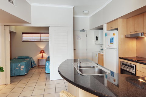 Rolling Surf Resort - Accommodation Main Beach 19