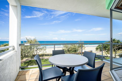 Rolling Surf Resort - Accommodation Main Beach 10