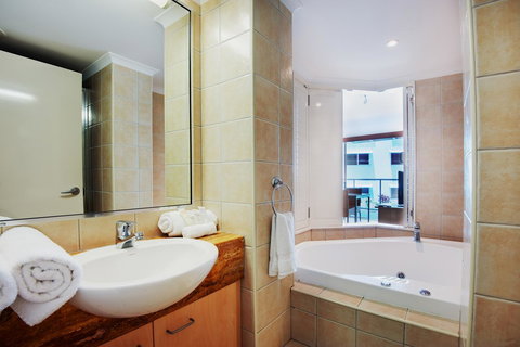 Rolling Surf Resort - Accommodation Main Beach 8