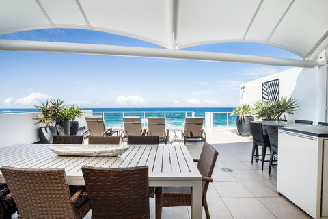 Rolling Surf Resort - Accommodation Main Beach 4