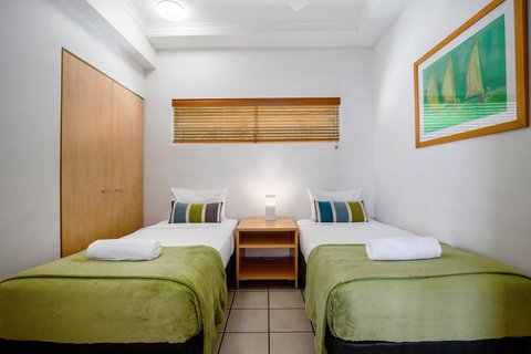Rolling Surf Resort - Accommodation Main Beach 23