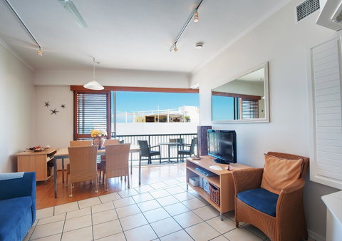 Rolling Surf Resort - Accommodation Main Beach 38