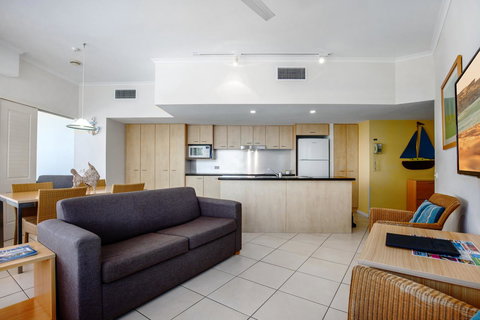 Rolling Surf Resort - Accommodation Main Beach 30