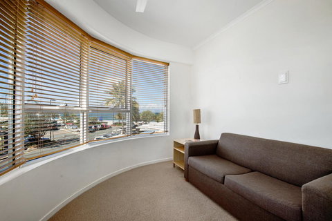 Rolling Surf Resort - Accommodation Main Beach 29