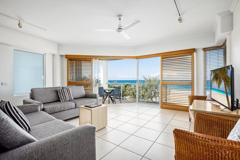 Rolling Surf Resort - Accommodation Main Beach 11