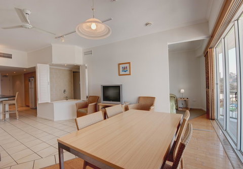 Rolling Surf Resort - Accommodation Main Beach 40