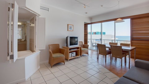 Rolling Surf Resort - Accommodation Main Beach 42