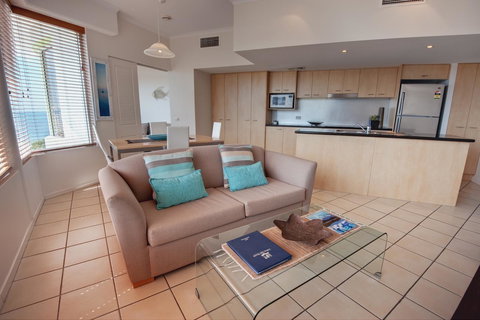 Rolling Surf Resort - Accommodation Main Beach 5