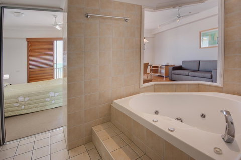 Rolling Surf Resort - Accommodation Main Beach 7