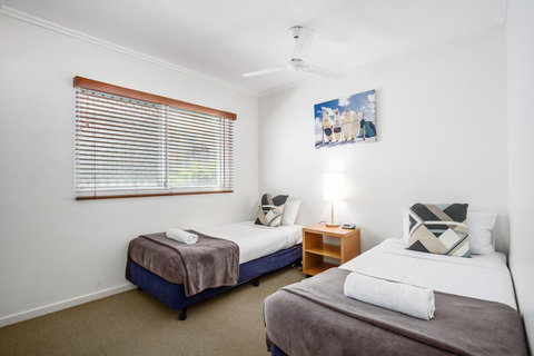 Rolling Surf Resort - Accommodation Main Beach 2