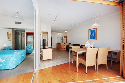 Rolling Surf Resort - Accommodation Main Beach 18