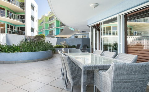 Rolling Surf Resort - Accommodation Main Beach 1