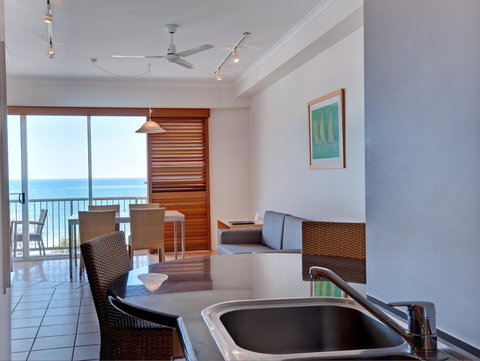 Rolling Surf Resort - Accommodation Main Beach 39