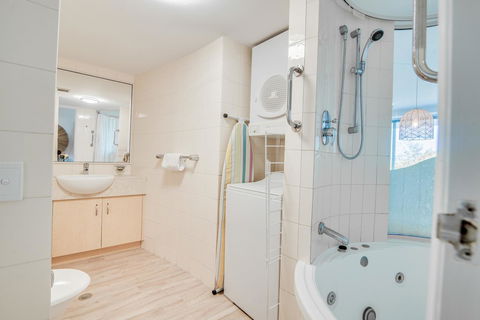 Grand Palais Boolarong Beachside Apartments - Accommodation Main Beach 5