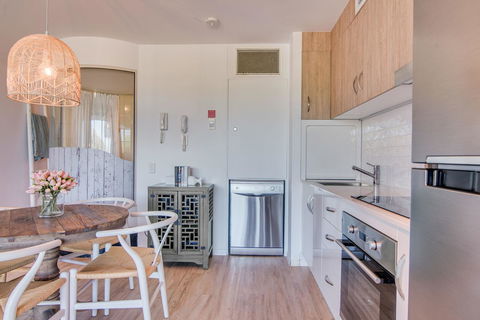 Grand Palais Boolarong Beachside Apartments - Accommodation Main Beach 6