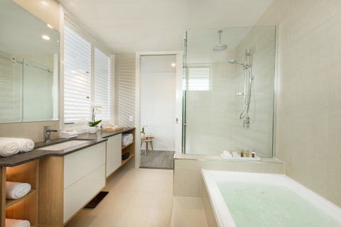 Heart Hotel And Gallery Whitsundays - Accommodation Main Beach 1