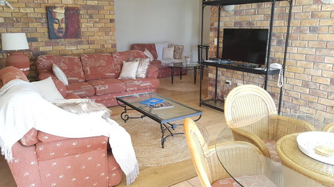 Surfers Chalet - Accommodation Main Beach 24