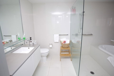 Circle Luxury Holidays - Accommodation Main Beach 6