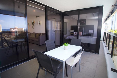 Circle Luxury Holidays - Accommodation Main Beach 3