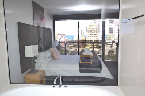 Circle Luxury Holidays - Accommodation Main Beach 5