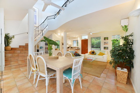 [ ANDY'S BEACH HOUSE ] - Accommodation Main Beach 10